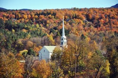 Église du Vermontn et feuillage d'automne photographie stock libre de droits Église du Vermontn et feuillage d'automne photographie stock libre de droits