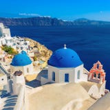 Églises bleues de dôme de Santorini, Grèce photographie stock libre de droits Églises bleues de dôme de Santorini, Grèce photographie stock libre de droits