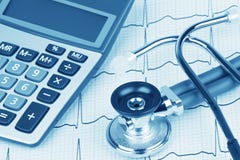 électrocardiogramme avec le stéthoscope et la calculatrice montrant le coût de soins de santé Photos libres de droits électrocardiogramme avec le stéthoscope et la calculatrice montrant le coût de soins de santé Photos libres de droits