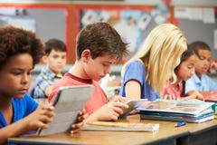 Élèves dans la classe utilisant le comprimé de Digital photo libre de droits Élèves dans la classe utilisant le comprimé de Digital photo libre de droits