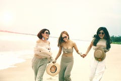 Émotion asiatique gaie de bonheur de la femme trois sur la plage de mer de vacances photos libres de droits Émotion asiatique gaie de bonheur de la femme trois sur la plage de mer de vacances photos libres de droits