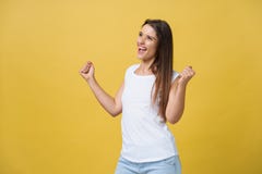 Émotions, expressions, succès et concept de personnes - jeune femme ou adolescente heureuse célébrant la victoire plus de photographie stock Émotions, expressions, succès et concept de personnes - jeune femme ou adolescente heureuse célébrant la victoire plus de photographie stock
