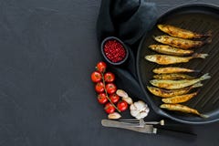 ?perlan frit dans une casserole Fond noir, vue sup?rieure, l'espace pour le texte photo stock ?perlan frit dans une casserole Fond noir, vue sup?rieure, l'espace pour le texte photo stock