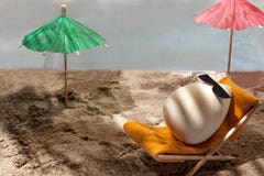?ponge pour le maquillage dans des lunettes de soleil, sur une chaise de plate-forme photo libre de droits ?ponge pour le maquillage dans des lunettes de soleil, sur une chaise de plate-forme photo libre de droits