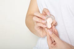 Éponge transparente de silicone de participation de la main de la femme avec de la crème de bb Copiez l'espace photographie stock Éponge transparente de silicone de participation de la main de la femme avec de la crème de bb Copiez l'espace photographie stock