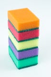 Éponges multicolores pour les plats de lavage sur le fond d'isolement blanc Foyer sélectif photo stock Éponges multicolores pour les plats de lavage sur le fond d'isolement blanc Foyer sélectif photo stock