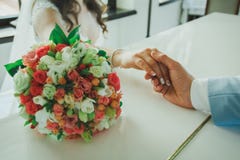 Épouser des couples se repose à la table et à tenir de restaurant de Th des mains Groupes de mariage Montre de bouquet, de manucu photos stock Épouser des couples se repose à la table et à tenir de restaurant de Th des mains Groupes de mariage Montre de bouquet, de manucu photos stock