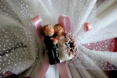 Épouser la céramique de figurine d'aimant de couples de nouveaux mariés photo libre de droits Épouser la céramique de figurine d'aimant de couples de nouveaux mariés photo libre de droits