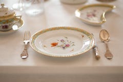 Épouser la décoration de table avec de rétros plats et couverts royaux chers de service de porcelaine de majesté dans un pala images stock Épouser la décoration de table avec de rétros plats et couverts royaux chers de service de porcelaine de majesté dans un pala images stock