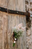 Épouser le bouquet nuptiale du Gypsophila sur une vieille porte en bois Wedd photo libre de droits Épouser le bouquet nuptiale du Gypsophila sur une vieille porte en bois Wedd photo libre de droits