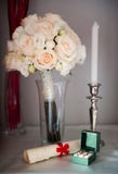 Épouser toujours la vie avec des anneaux et des roses blanches photo stock Épouser toujours la vie avec des anneaux et des roses blanches photo stock