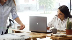 Équipe créative de couturiers travaillant au bureau ensemble photographie stock Équipe créative de couturiers travaillant au bureau ensemble photographie stock