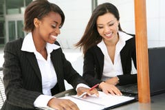 Équipe d'affaires (orientation sur la femme africaine) photo stock Équipe d'affaires (orientation sur la femme africaine) photo stock