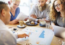 Équipe d'affaires se réunissant au sujet du marketing de stratégie en café image libre de droits Équipe d'affaires se réunissant au sujet du marketing de stratégie en café image libre de droits