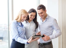 Équipe d'affaires travaillant avec des PCs de comprimé dans le bureau photos stock Équipe d'affaires travaillant avec des PCs de comprimé dans le bureau photos stock