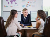 Équipe d'affaires travaillant sur leur projet d'affaires ensemble au bureau photographie stock Équipe d'affaires travaillant sur leur projet d'affaires ensemble au bureau photographie stock
