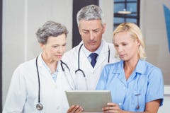 Équipe de docteur utilisant le comprimé numérique photos stock Équipe de docteur utilisant le comprimé numérique photos stock