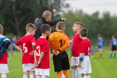 Équipe de football d'enfants photographie stock libre de droits Équipe de football d'enfants photographie stock libre de droits