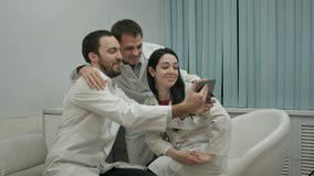 Équipe de médecins prenant le selfie tout ensemble dans un bureau médical photographie stock Équipe de médecins prenant le selfie tout ensemble dans un bureau médical photographie stock