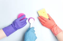 Équipe de nettoyage portant les gants protecteurs et tenant différents articles de nettoyage pour faire pour nettoyer votre maiso image libre de droits Équipe de nettoyage portant les gants protecteurs et tenant différents articles de nettoyage pour faire pour nettoyer votre maiso image libre de droits