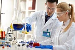 Équipe de scientifiques dans le laboratoire images libres de droits Équipe de scientifiques dans le laboratoire images libres de droits