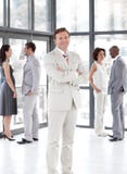 Équipe debout aînée d'affaires d'homme d'affaires images stock Équipe debout aînée d'affaires d'homme d'affaires images stock