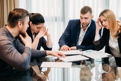 Équipe défaite soumise à une contrainte par faillite de faillite commerciale photo stock Équipe défaite soumise à une contrainte par faillite de faillite commerciale photo stock