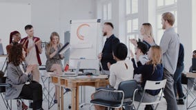 Équipe multi-ethnique heureuse de directeurs battant à l'homme d'affaires âgé moyen de Président lors de la réunion moderne de bu banque de vidéos Équipe multi-ethnique heureuse de directeurs battant à l'homme d'affaires âgé moyen de Président lors de la réunion moderne de bu banque de vidéos