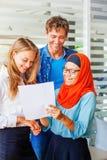 Équipe multiraciale travaillant ensemble Image stock