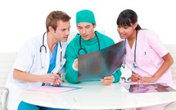 Équipe médicale concentrée regardant le rayon X photos stock Équipe médicale concentrée regardant le rayon X photos stock