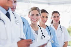 Équipe médicale de sourire dans la rangée images libres de droits Équipe médicale de sourire dans la rangée images libres de droits