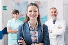 Équipe médicale professionnelle aidant un patient à l'hôpital image libre de droits Équipe médicale professionnelle aidant un patient à l'hôpital image libre de droits