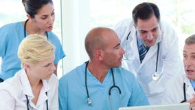 Équipe médicale travaillant ensemble au cours de la réunion clips vidéos Équipe médicale travaillant ensemble au cours de la réunion clips vidéos