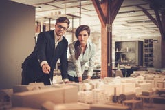 Équipe sûre d'ingénieurs travaillant ensemble dans un studio d'architecte images stock Équipe sûre d'ingénieurs travaillant ensemble dans un studio d'architecte images stock