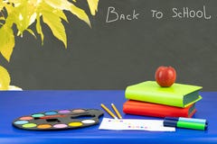 Équipement d'école coloré et deux livres sur la table bleu-foncé encore photo libre de droits Équipement d'école coloré et deux livres sur la table bleu-foncé encore photo libre de droits
