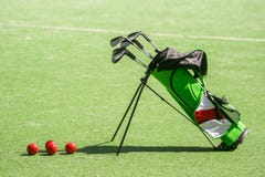 Équipement de golf et sac de golf sur l'herbe verte photographie stock Équipement de golf et sac de golf sur l'herbe verte photographie stock