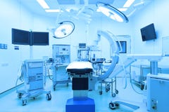 Équipement et dispositifs médicaux dans la salle d'opération moderne images libres de droits Équipement et dispositifs médicaux dans la salle d'opération moderne images libres de droits