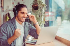 Équipez avoir la conversation de Web regarde l'ordinateur portable, encourager, pompant le poing images libres de droits Équipez avoir la conversation de Web regarde l'ordinateur portable, encourager, pompant le poing images libres de droits