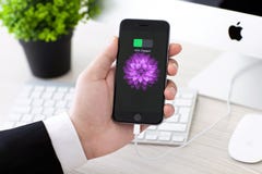 Équipez juger l'espace de l'iPhone 6 gris avec l'icône de batterie image libre de droits Équipez juger l'espace de l'iPhone 6 gris avec l'icône de batterie image libre de droits