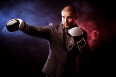 Équipez l'homme d'affaires dans les gants gris de costume et de boxe photo stock Équipez l'homme d'affaires dans les gants gris de costume et de boxe photo stock
