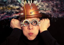 Équipez l'inventeur fol portant une recherche de cerveau de casque image libre de droits Équipez l'inventeur fol portant une recherche de cerveau de casque image libre de droits