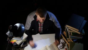 Équipez la feuillaison par le livre et ne pourriez pas trouver ce qu'il recherche des rastroilas et fâché Fond noir Vue de clips vidéos Équipez la feuillaison par le livre et ne pourriez pas trouver ce qu'il recherche des rastroilas et fâché Fond noir Vue de clips vidéos