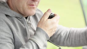 Équipez le microphon parlant de main et parler sur la radio dans sa voiture clips vidéos Équipez le microphon parlant de main et parler sur la radio dans sa voiture clips vidéos