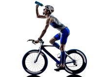Équipez les cyclistes d'athlète d'homme de fer de triathlon allant à vélo le boire images libres de droits Équipez les cyclistes d'athlète d'homme de fer de triathlon allant à vélo le boire images libres de droits
