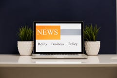 Équipez les mains tenant l'ordinateur avec l'écran de nouvelles du monde d'APP en café photographie stock libre de droits Équipez les mains tenant l'ordinateur avec l'écran de nouvelles du monde d'APP en café photographie stock libre de droits