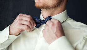 Équipez les vêtements de papillon, homme d'affaires mettant sur le noeud papillon Costume, Han images libres de droits Équipez les vêtements de papillon, homme d'affaires mettant sur le noeud papillon Costume, Han images libres de droits