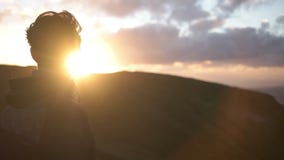 Équipez regarder dans le coucher du soleil Équipez regarder dans le coucher du soleil