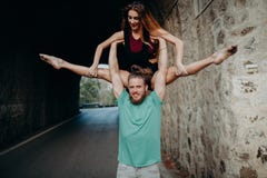 Équipez tenir et élever la femme avec les bras dans une danse de gymnastique images stock Équipez tenir et élever la femme avec les bras dans une danse de gymnastique images stock