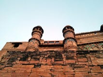 Éste es el hombre Singh Palace en el fuerte de Gwalior bajo encuesta arqueológica de la India en la ciudad Madhya Pradesh la Indi imágenes de archivo libres de regalías Éste es el hombre Singh Palace en el fuerte de Gwalior bajo encuesta arqueológica de la India en la ciudad Madhya Pradesh la Indi imágenes de archivo libres de regalías