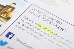 Établissement vinicole favorisant ses affaires dans le media social images stock Établissement vinicole favorisant ses affaires dans le media social images stock